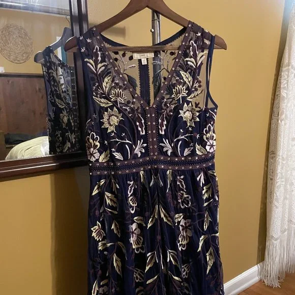 green emerald velvet dress Tahari black embroidered floral dress, size 4 main image 1